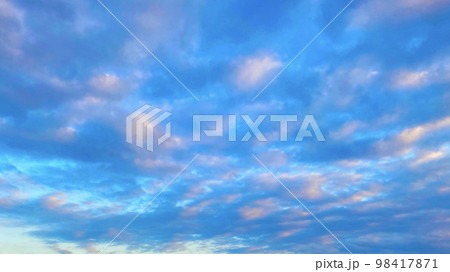 青空　夕方　スカイブルー 98417871