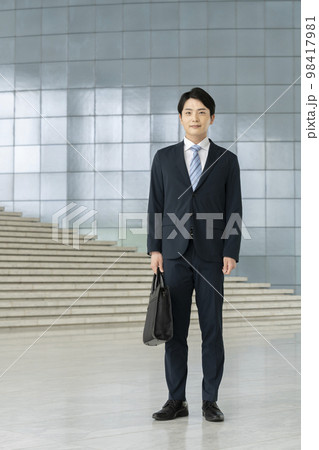 スーツを着た若い男性 カメラ目線 全身 ポートレート スーツを着た若い男性 カメラ目線 全身 ポートレート 98417981