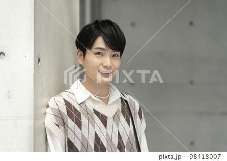 カメラ目線で笑顔の若い男性　ポートレート 98418007