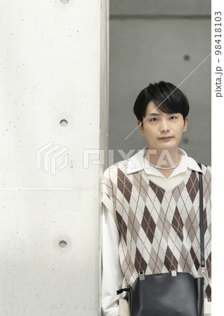 カメラ目線の20代の男性 ポートレート カメラ目線の20代の男性 ポートレート 98418103