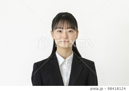 スーツを着た若い女性 就活生・フレッシャーズイメージ 白バック ポートレート スーツを着た若い女性 就活生・フレッシャーズイメージ 白バック ポートレート 98418124