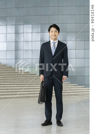 スーツを着た若い男性　カメラ目線　全身　ポートレート 98418146