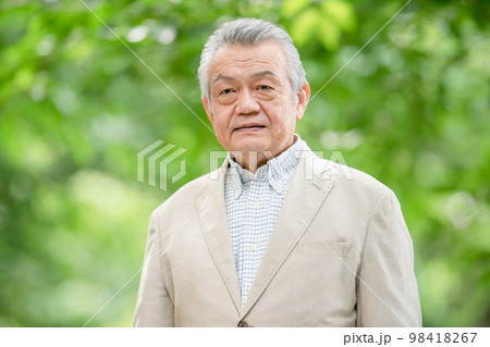 シニア　ポートレート　新緑 98418267