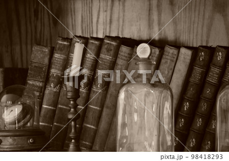 レトロでアンティークな英語の本 レトロでアンティークな英語の本 98418293