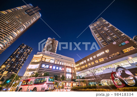 日本の川崎都市景観　武蔵小杉駅やバスロータリー、武蔵小杉駅前のタワーマンション群などを望む 98418334