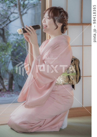 恵方巻と女性 98418365