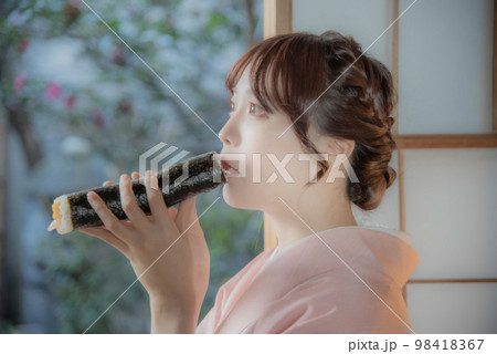 恵方巻と女性 恵方巻と女性 98418367