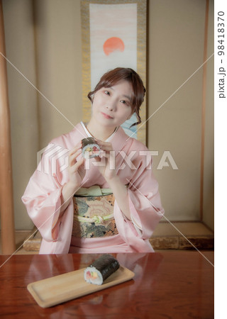 恵方巻と女性 恵方巻と女性 98418370