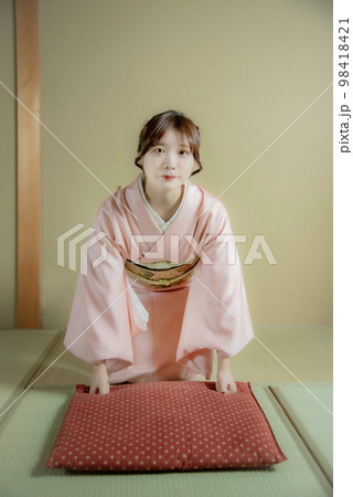 着物の女性 98418421