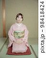 着物の女性 98418424
