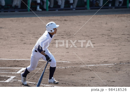 野球の試合でヒットを打つ高校球児 98418526