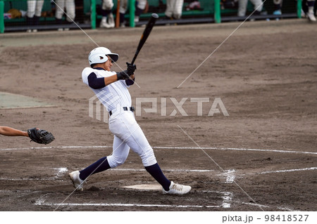 野球の試合でヒットを打つ高校球児 98418527