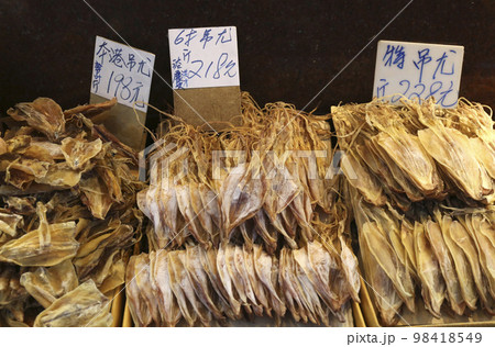 香港・徳輔道西の干し貝柱、塩干し魚などを売る店。何の料理に使うのか分からないものもある 98418549