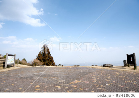 青山高原_三角点付近からの景色1 青山高原_三角点付近からの景色1 98418606
