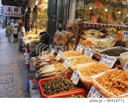 香港・徳輔道西の干し貝柱、塩干し魚などを売る店。何の料理に使うのか分からないものもある 香港・徳輔道西の干し貝柱、塩干し魚などを売る店。何の料理に使うのか分からないものもある 98418771