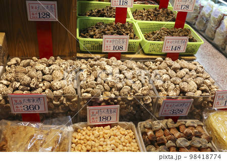 香港・徳輔道西の干し貝柱、塩干し魚などを売る店。何の料理に使うのか分からないものもある 香港・徳輔道西の干し貝柱、塩干し魚などを売る店。何の料理に使うのか分からないものもある 98418774