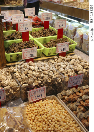 香港・徳輔道西の薬草や干し貝柱、塩干し魚などを売る店。何の料理に使うのか分からないものもある 香港・徳輔道西の薬草や干し貝柱、塩干し魚などを売る店。何の料理に使うのか分からないものもある 98418804