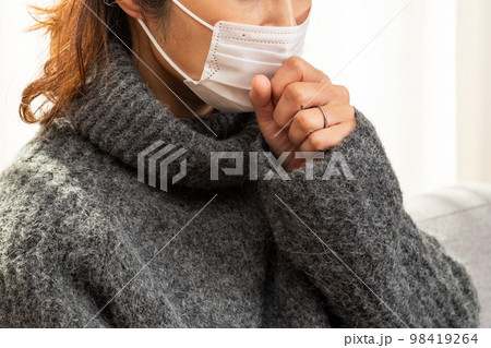 咳をするミドル女性 98419264