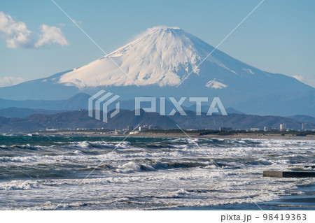 鵠沼海岸から見た冬の富士山と箱根の山々 鵠沼海岸から見た冬の富士山と箱根の山々 98419363