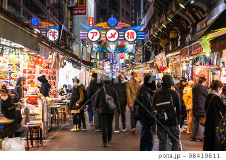 《東京都》アメ横商店街・上野の賑わう市場 《東京都》アメ横商店街・上野の賑わう市場 98419611