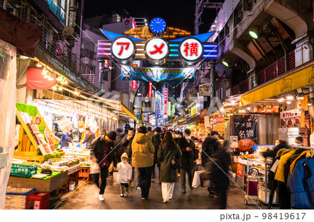 《東京都》アメ横商店街・上野の賑わう市場 《東京都》アメ横商店街・上野の賑わう市場 98419617