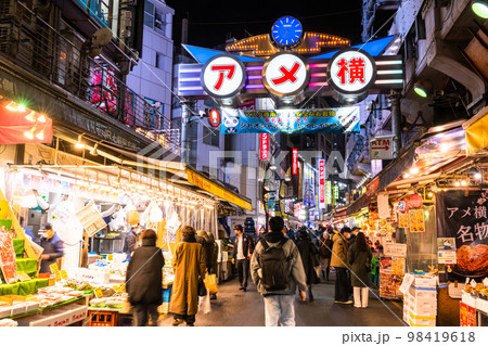 《東京都》アメ横商店街・上野の賑わう市場 《東京都》アメ横商店街・上野の賑わう市場 98419618