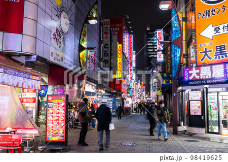 《東京都》上野中通り商店街・上野の賑わう商店街 98419625