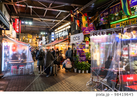 《東京都》アメ横商店街・上野の賑わう市場 《東京都》アメ横商店街・上野の賑わう市場 98419645