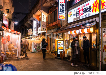 《東京都》上野駅前・ガード下飲み屋街 98419656