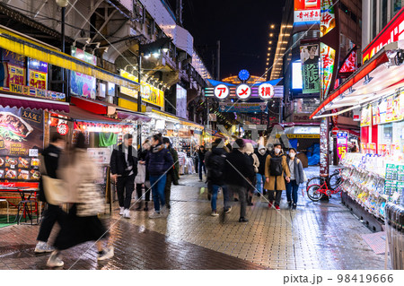 《東京都》アメ横商店街・上野の賑わう市場 《東京都》アメ横商店街・上野の賑わう市場 98419666