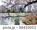 【東京】春の上野　不忍池のボートと桜 98420053