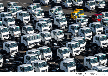 《神奈川県》輸出されるトラック・自動車産業 98420895