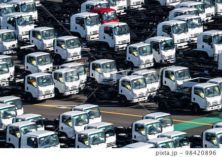 《神奈川県》輸出されるトラック・自動車産業 98420896
