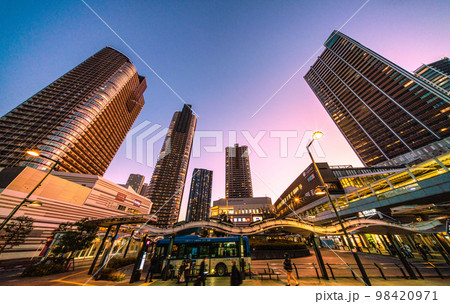 日本の川崎都市景観　武蔵小杉駅前のタワーマンション群や武蔵小杉駅などを望む 98420971
