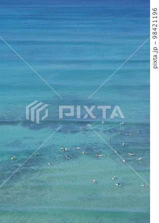 ハワイ、ワイキキのエメラルドグリーンの海 ハワイ、ワイキキのエメラルドグリーンの海 98421196