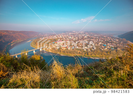 Fantastic panoramic aerial view on city and the river meander on an autumn sunny day 98421583
