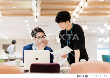 打ち合わせするコンサルタントの女性 98425235
