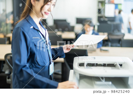 プリントを電子化する作業服の女性 98425240
