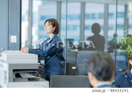 オフィスで未来を見つめる若い女性 98425241