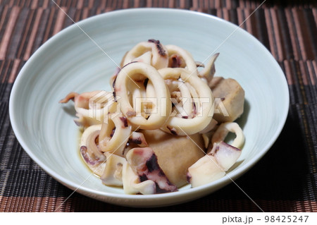 家庭的で素朴な自家製の「ヤリイカと子芋の煮物」 家庭的で素朴な自家製の「ヤリイカと子芋の煮物」 98425247