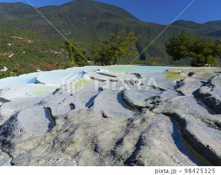 中国雲南省・白水台の石灰棚 / Baishuitai, Yunnan, China 98425325