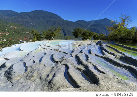 中国雲南省・白水台の石灰棚 / Baishuitai, Yunnan, China 98425329