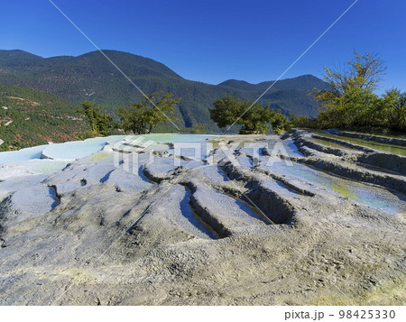 中国雲南省・白水台の石灰棚 / Baishuitai, Yunnan, China 98425330