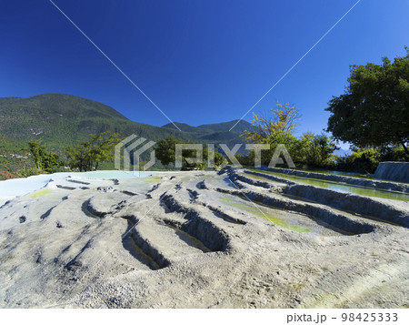 中国雲南省・白水台の石灰棚 / Baishuitai, Yunnan, China 98425333