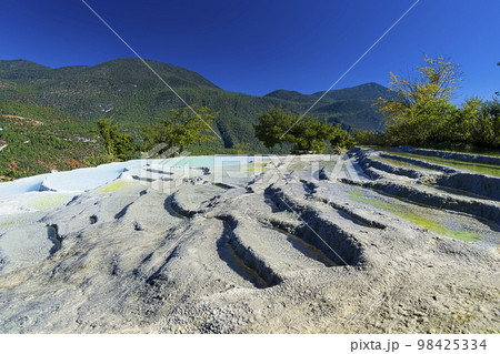 中国雲南省・白水台の石灰棚 / Baishuitai, Yunnan, China 98425334