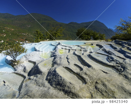 中国雲南省・白水台の石灰棚 / Baishuitai, Yunnan, China 98425340