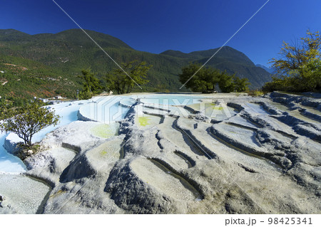 中国雲南省・白水台の石灰棚 / Baishuitai, Yunnan, China 98425341