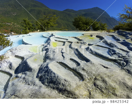 中国雲南省・白水台の石灰棚 / Baishuitai, Yunnan, China 98425342