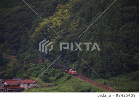 山口線 津和野付近俯瞰 DLやまぐち号 DD51 98425408