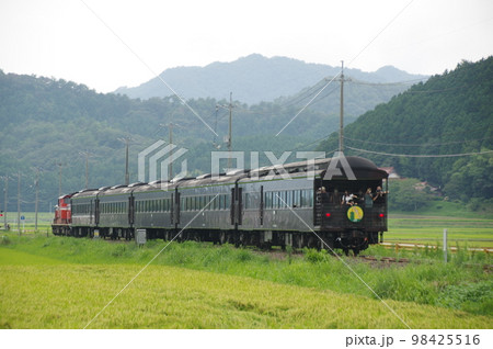 山口線 船平山付近 DLやまぐち号 オロテ35展望車 山口線 船平山付近 DLやまぐち号 オロテ35展望車 98425516